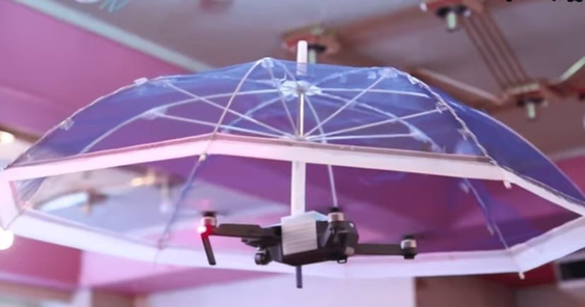 Dron, który poniesie parasolkę