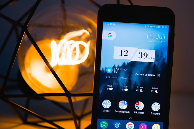 Hiszpańscy naukowcy: niebieskie światło smartfonów uszkadza siatkówkę oka