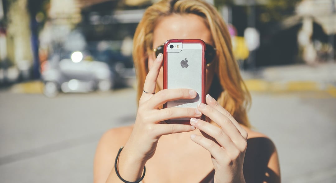 Kaspersky pyta: wolałbyś być przyłapanym nago, czy wyjść z domu bez smartfonu?