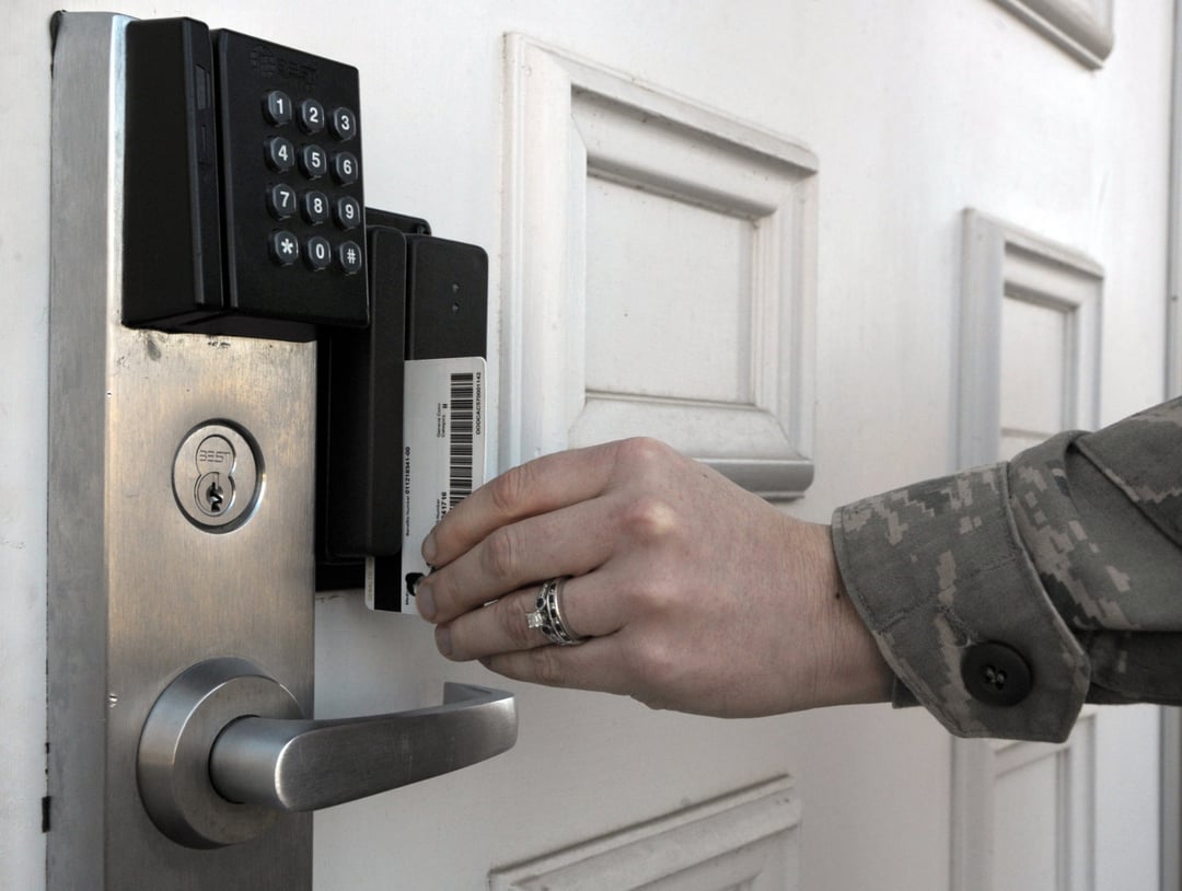 Pracownik Google’a zhakował inteligentne drzwi w biurze koncernu