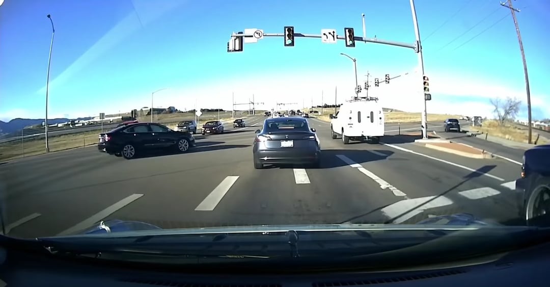 Automatyczny system hamowania uratował życie kierowcy Tesli