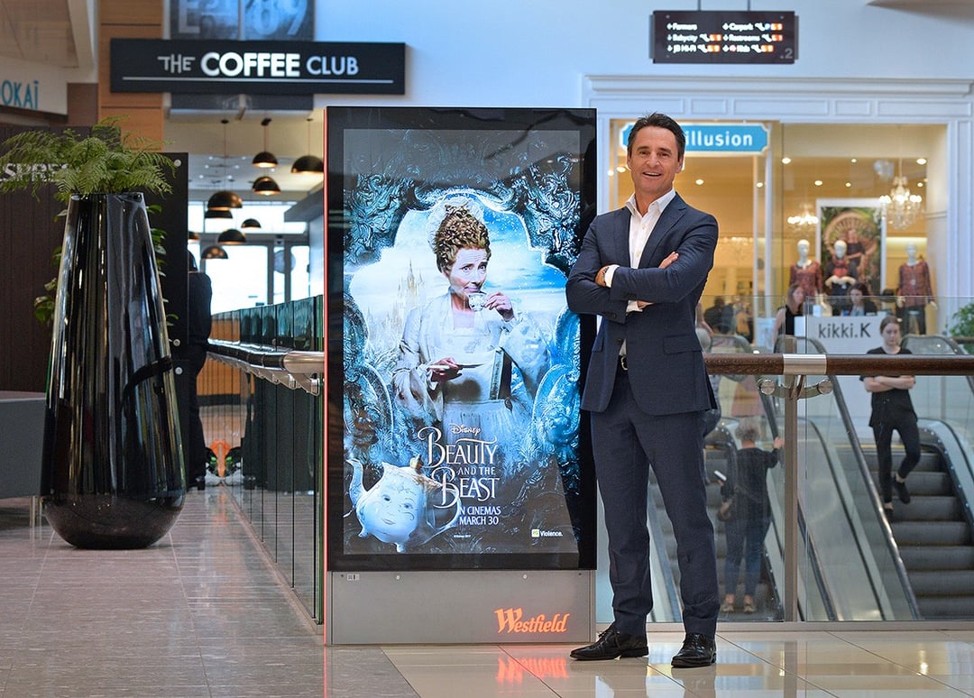 Kamera śledzi tłum, a ekran wyświetla dopasowane reklamy