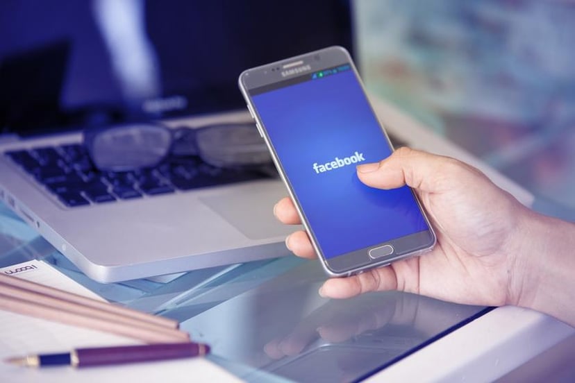 Facebook pracuje nad asystentem głosowym