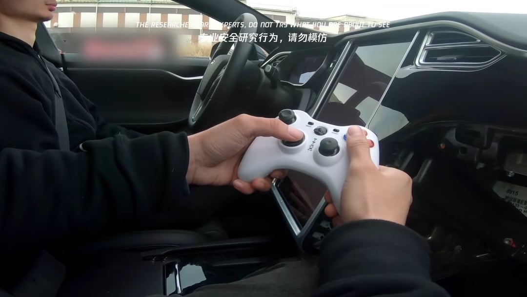 Chińscy hakerzy sterują Teslą za pomocą… kontrolera do gier