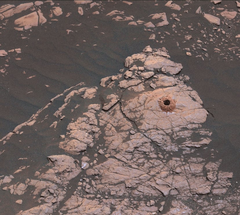 Łazik Curiosity wywiercił dziurę w powierzchni Marsa