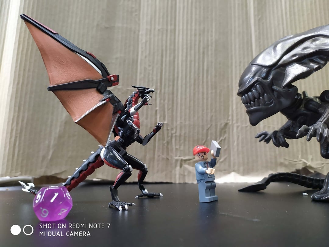 Xiaomi Redmi Note 7, Donald Trump, Królowa Obcych i smok