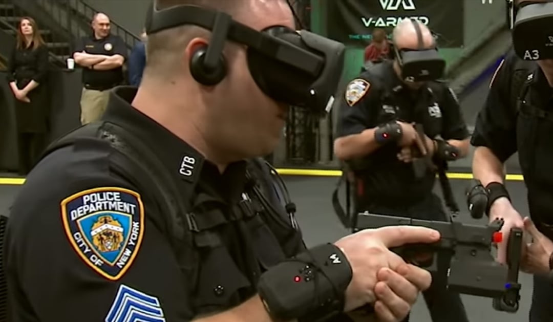 Policjanci w goglach VR