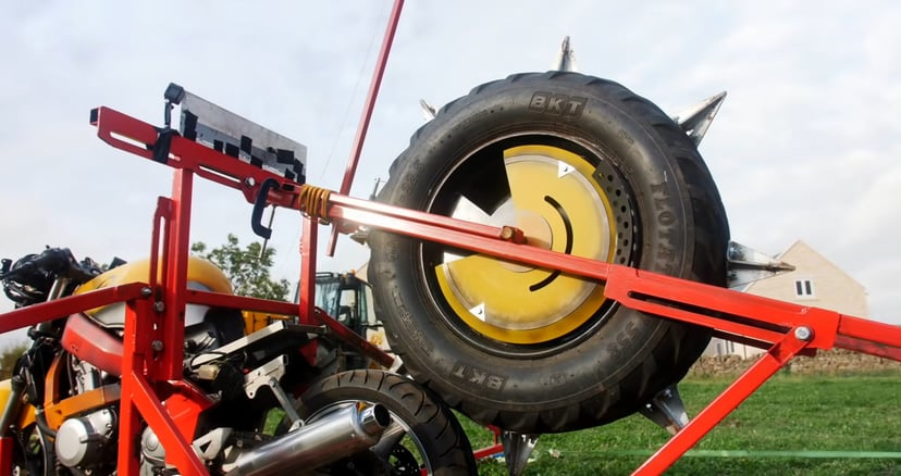 Colin Furze stworzył zdalnie sterowaną Mord-Oponę z Overwatcha