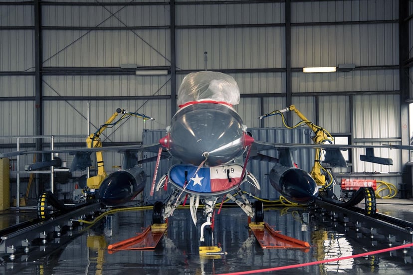 Robot czyszczący myśliwce F-16 już na służbie Sił Powietrznych USA