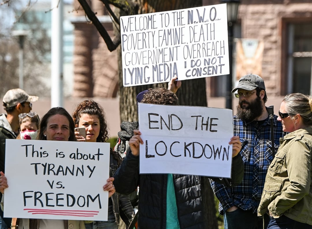 Skąd się biorą antyszczepionkowcy? Większość teorii spiskowych pochodzi od 12 osób