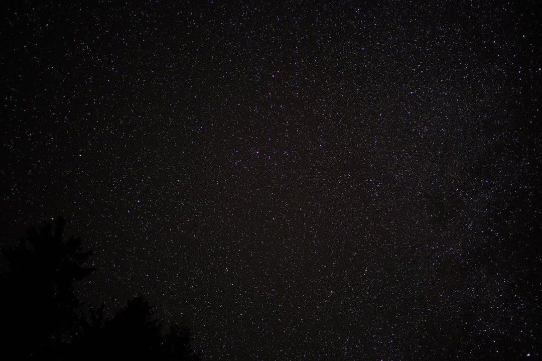 Gromady galaktyk w obiektywie Webba. Ich światło było niemal niewidoczne