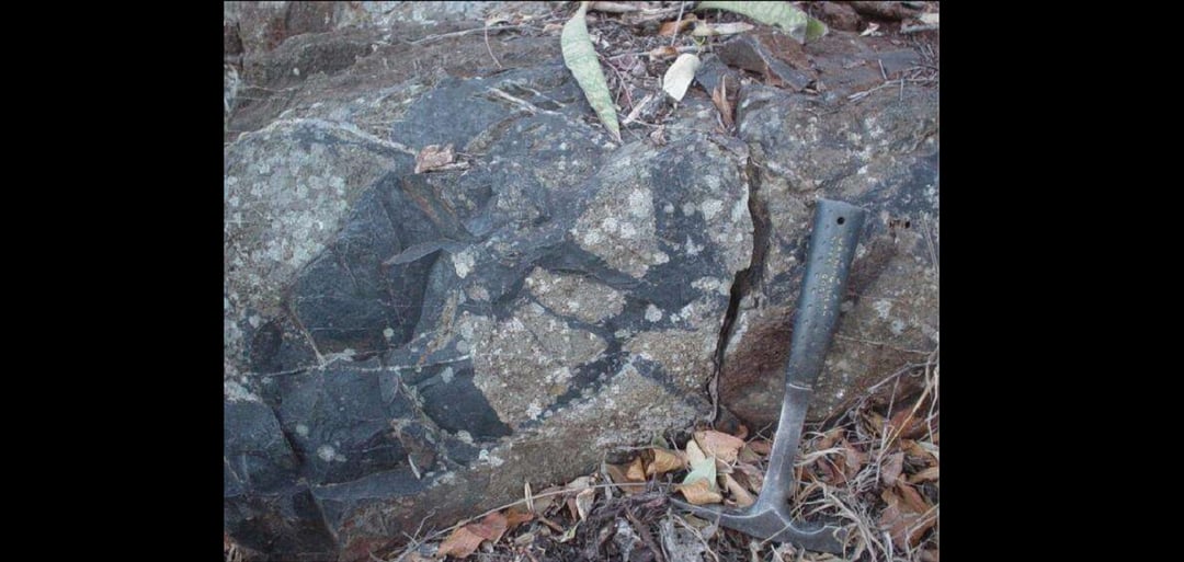 Kominy hydrotermalne były kolebką życia sprzed miliardów lat? Mogą pomóc w szukaniu życia pozaziemskiego