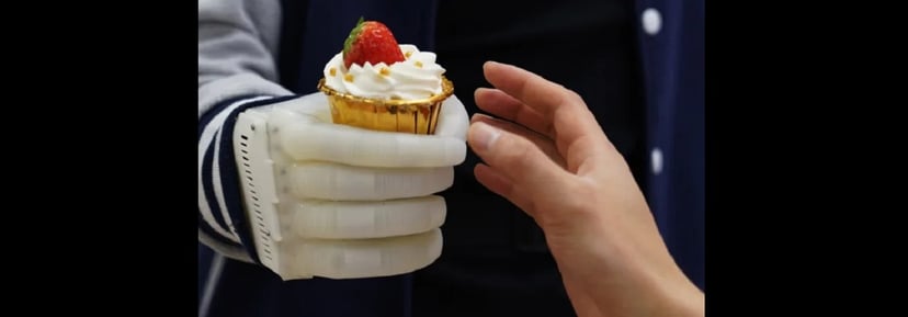 Tania proteza pomaga odzyskać czucie w rękach. Za projektem stoi MIT