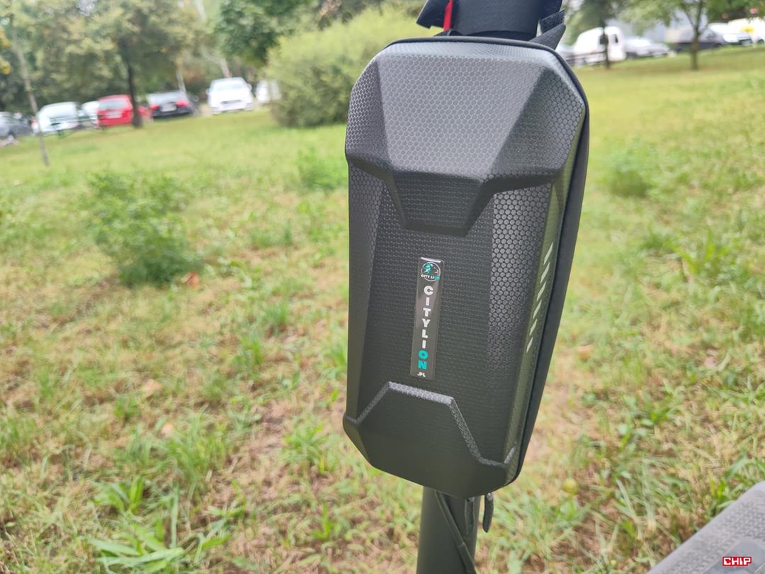 Jak zwiększyć zasięg hulajnogi? Sprawdziłem baterię dodatkową City Lion