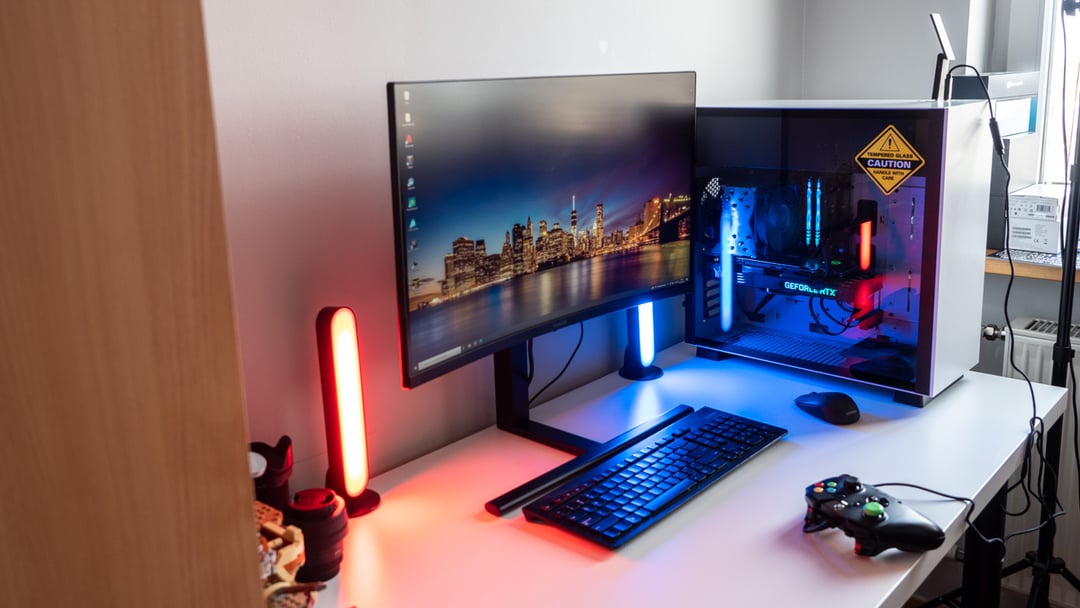 Test Huawei MateView GT 27″. Monitor (nie tylko) dla graczy z mniejszym biurkiem