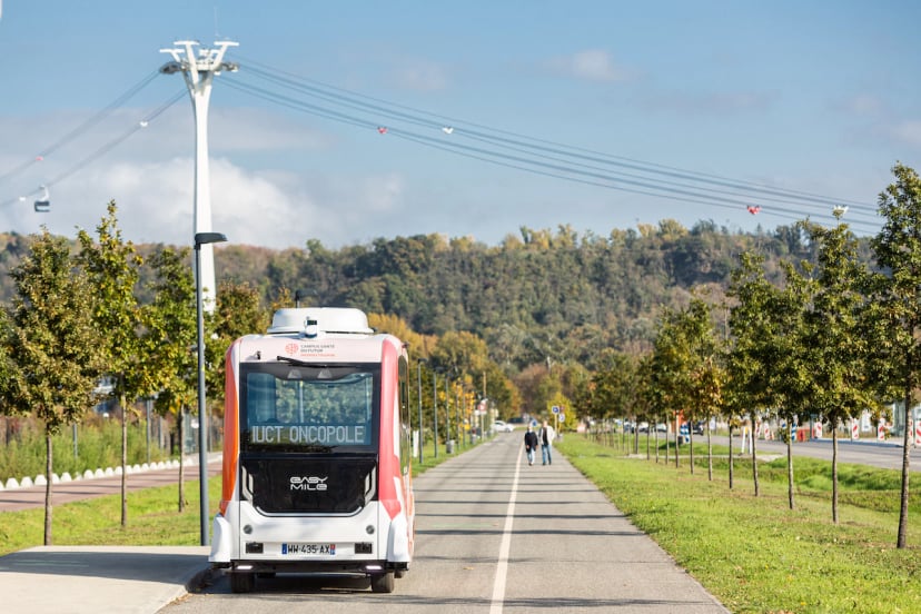 Czwarty poziom autonomii został właśnie zalegalizowany we Francji. Pierwszym autonomicznym pojazdem jest ten mały busik
