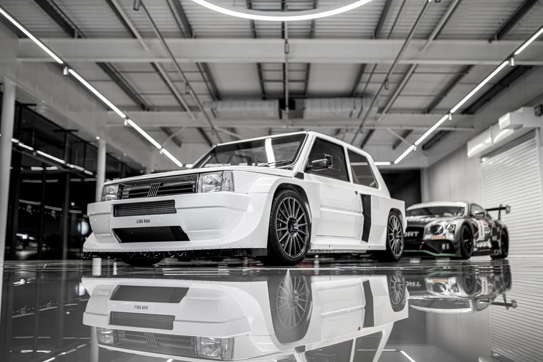 Fiat Panda skrzyżowany z rajdowym Fordem Fiestą R5 wygląda jak żywcem wyciągnięty z Grupy B