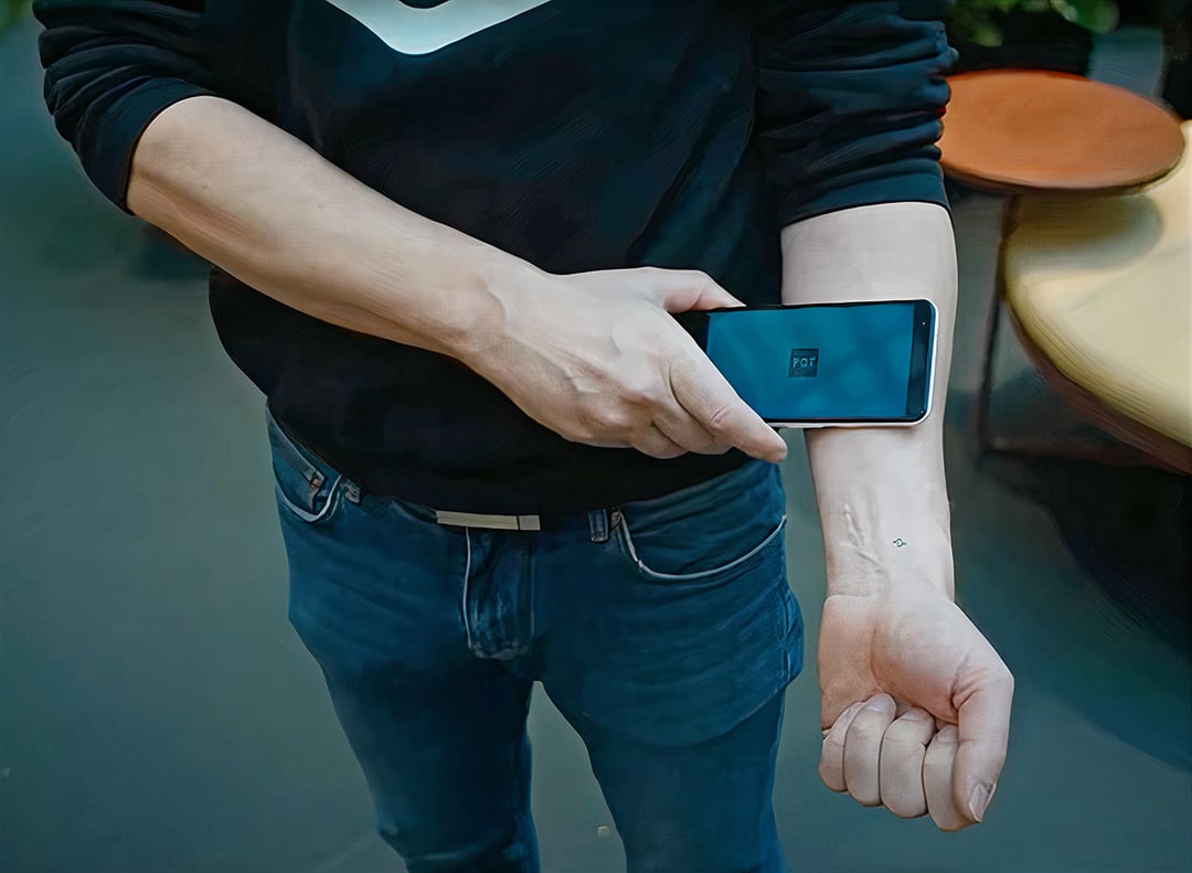 Polacy niechętnie patrzą na chipy umieszczane pod skórą. Ekspertka wyjaśnia, skąd się bierze to zjawisko