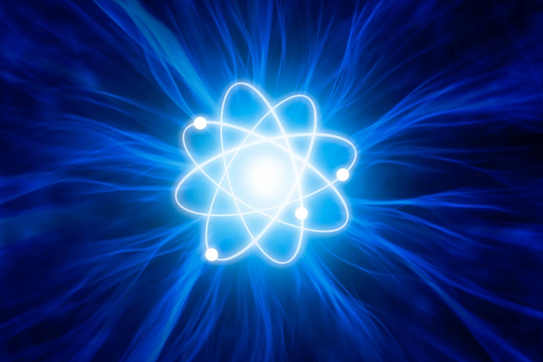 Jak naładowana cząstka reaguje na własne pole elektromagnetyczne? Rozwiązano stuletni problem