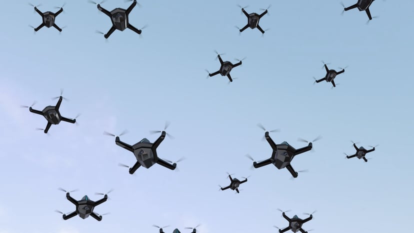 Amerykańskie roje dronów wojskowych właśnie zwiększyły swoją liczebność. 1 operator pokieruje ponad setką maszyn