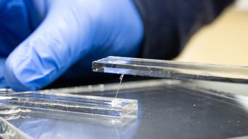 Naukowcy stworzyli najmocniejszy klej na świecie. Do jego produkcji wykorzystali plastikowe śmieci