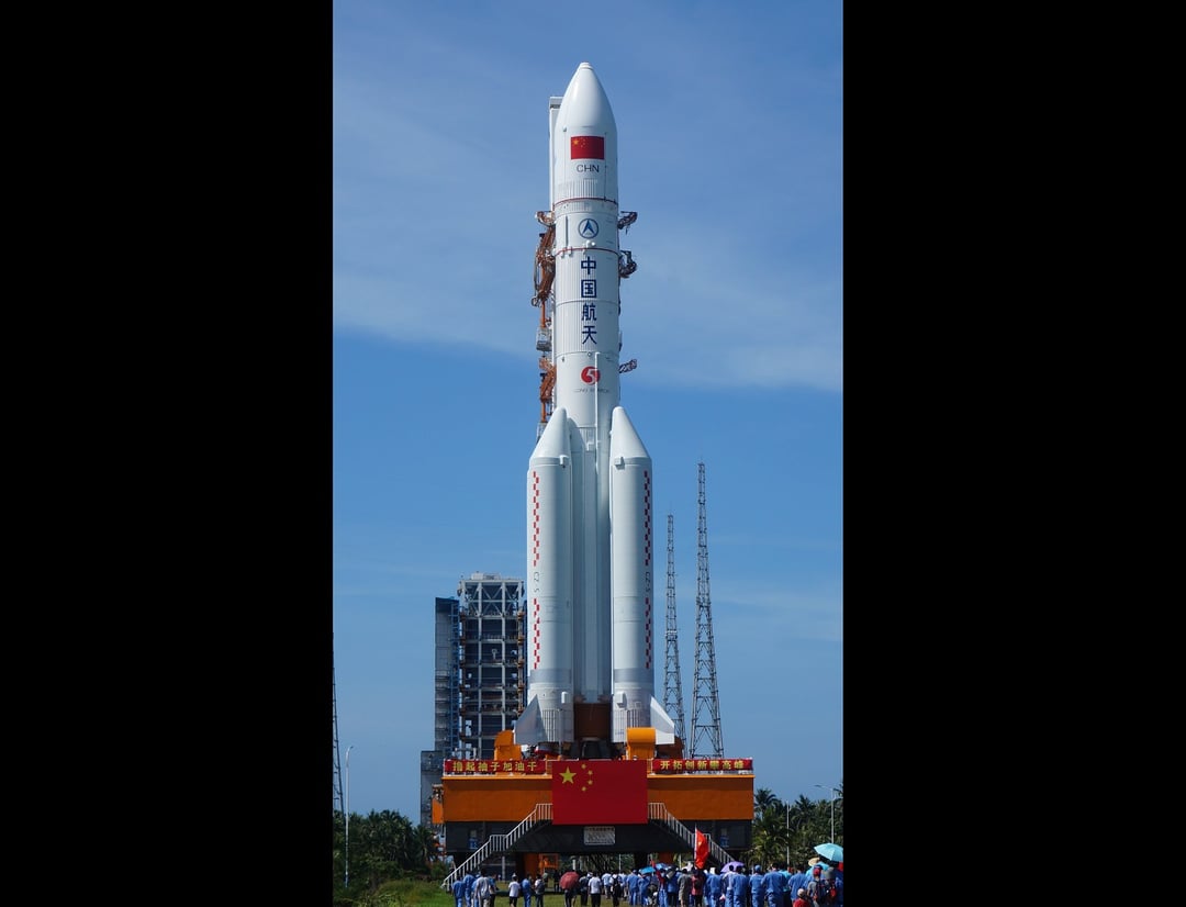 Na wioskę spadł fragment chińskiej rakiety. Miał niemal 3 metry średnicy