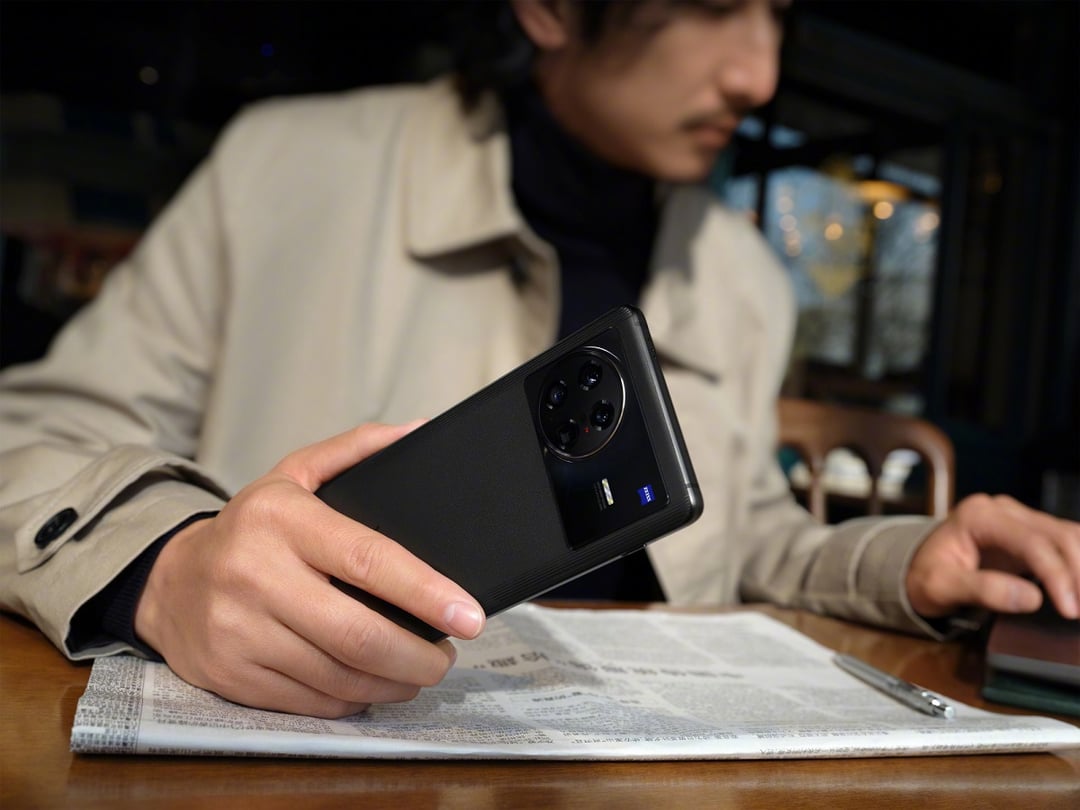 vivo X Note pozuje na oficjalnych zdjęciach. Ujawniono opcje kolorystyczne