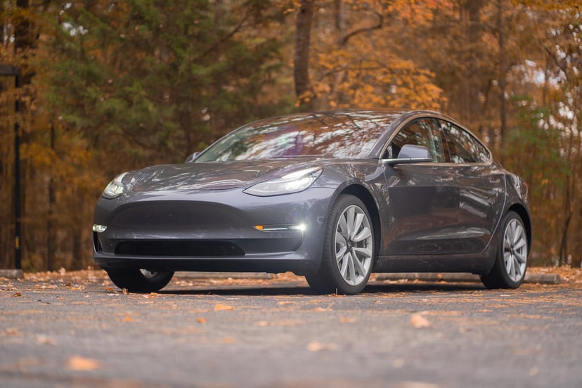 Tesla ma sposób na dziury w jezdni i uszkodzenie podwozia. Wystarczyła aktualizacja