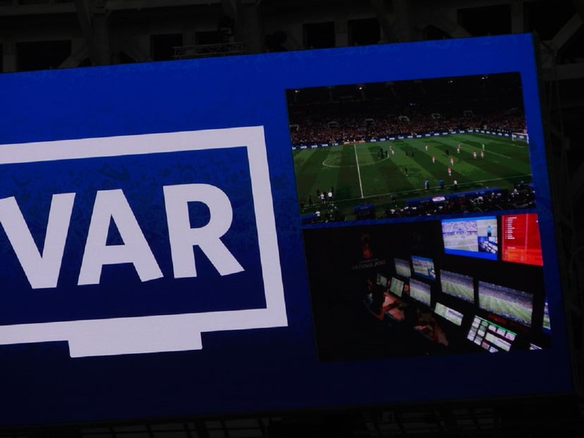 VAR nie zawsze sprawdza się idealnie. Naukowcy wskazują na problemy piłkarskiej technologii