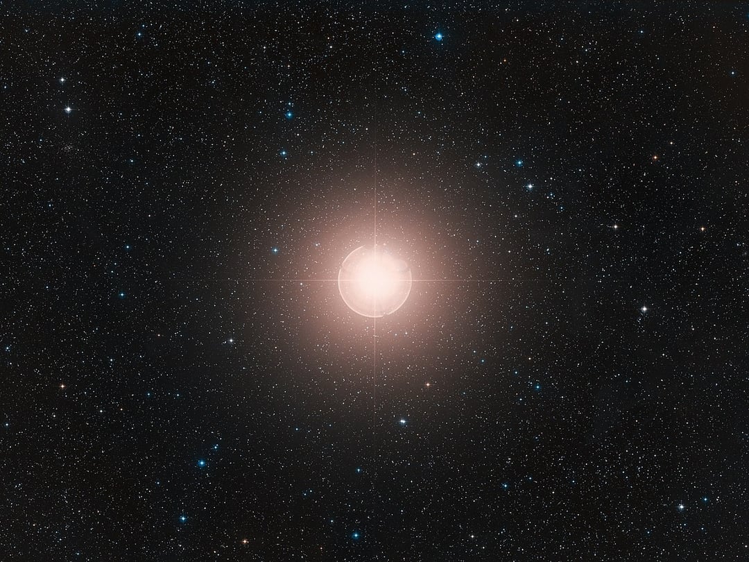 Betelgeza eksplodowała w niewidziany wcześniej sposób. Zaobserwował ją Kosmiczny Teleskop Hubble’a