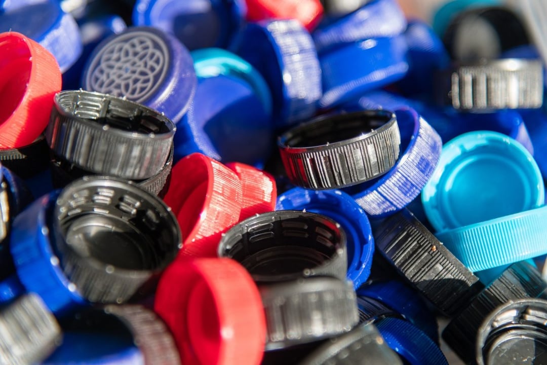 Plastik, który można poddawać recyklingowi w nieskończoność? Czym właściwie jest nowy supermateriał?