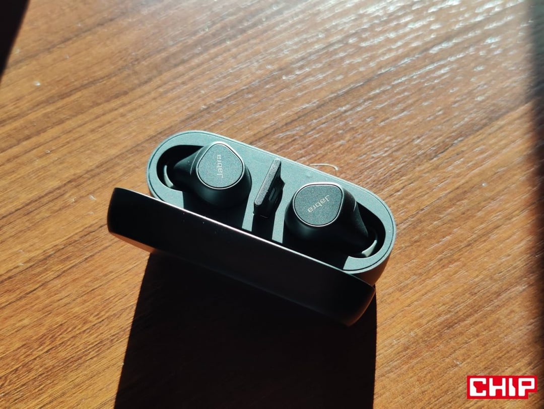 Test Jabra Evolve2 Buds. Profesjonalne dokanałowe słuchawki do pracy