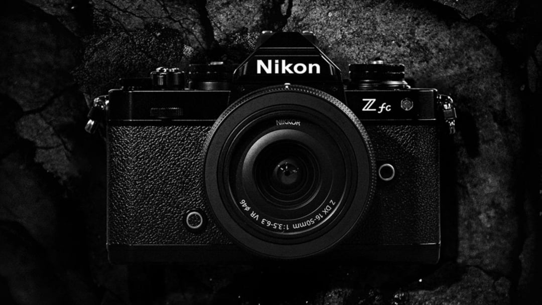 Nowoczesne wnętrze w klasycznej formie. Czarny Nikon Z fc celuje prosto w serca fanów analogowej fotografii.