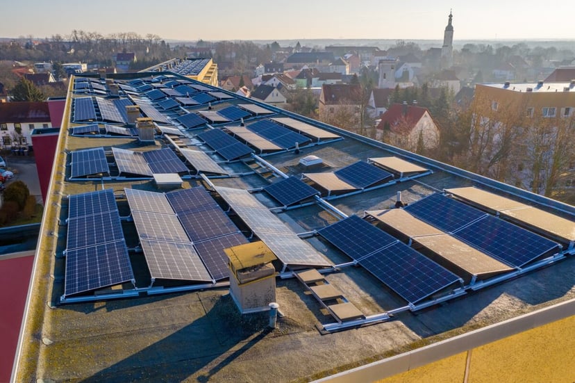 Panele słoneczne w duecie z magazynem energii? Sprawdzamy, czy to się opłaca z dopłatą Mój Prąd 4.0