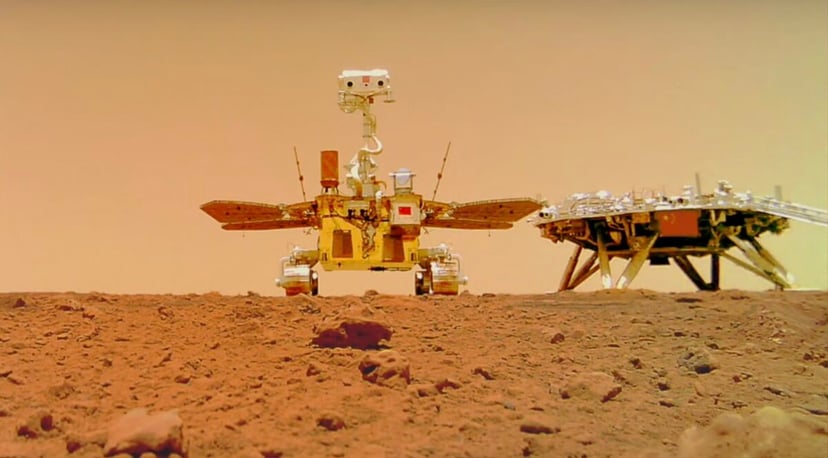 Mars do niedawna był bogaty w wodę. Co się z nią stało?