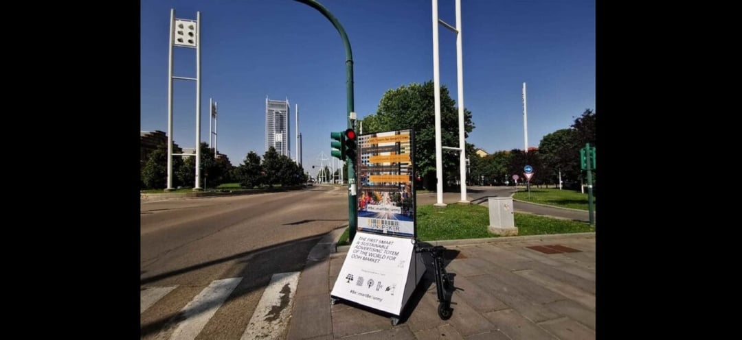 Panele słoneczne niczym billboardy reklamowe. Proste rozwiązanie daje świetne efekty