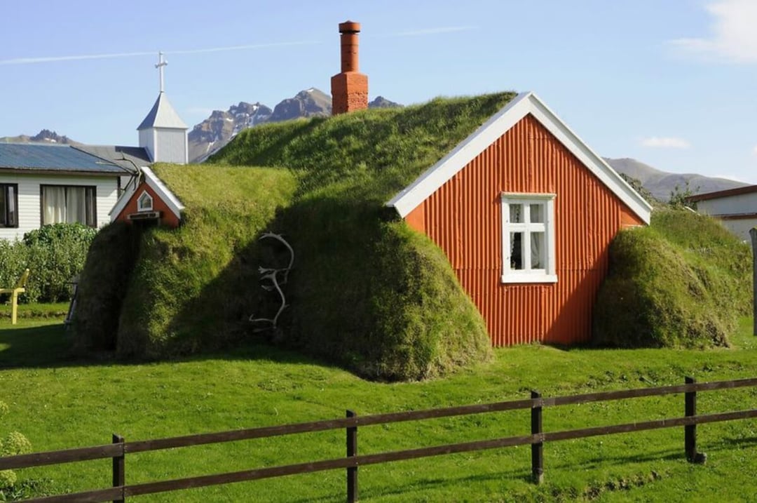 Masz budować dom z trawy i cieszyć się ratowaniem Ziemi. Drewno w budownictwie przejdzie do lamusa