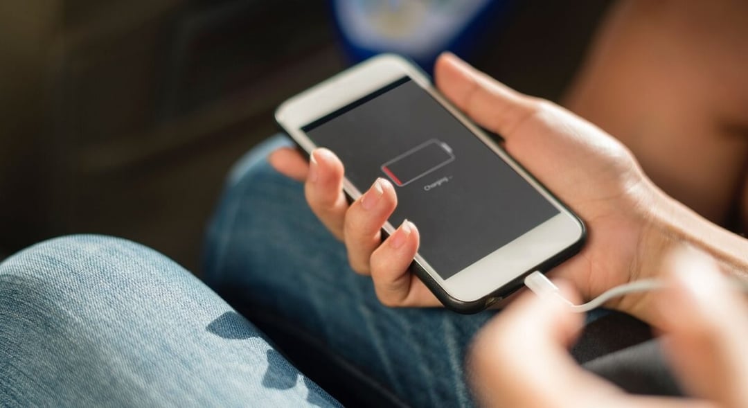 To nie teoria spiskowa. Apki Facebooka i Messengera specjalnie rozładowują twój smartfon