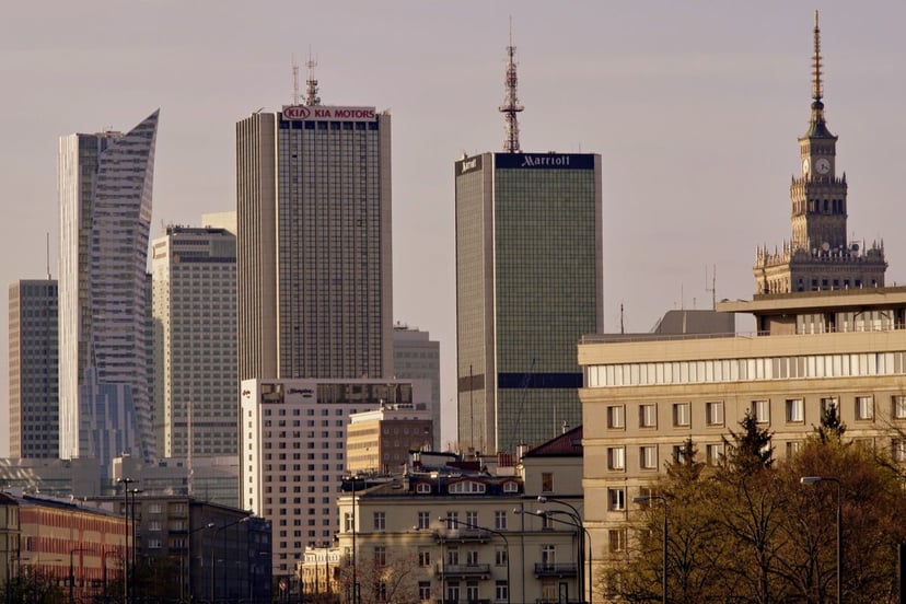 To będą fasady biurowców, jakich nie widział świat. Tylko po co im do budowy stłuczone butelki?