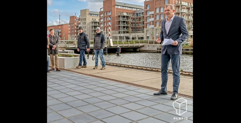 Chodniki będą budowane z paneli słonecznych. Europejski kraj wprowadził innowacyjne rozwiązanie