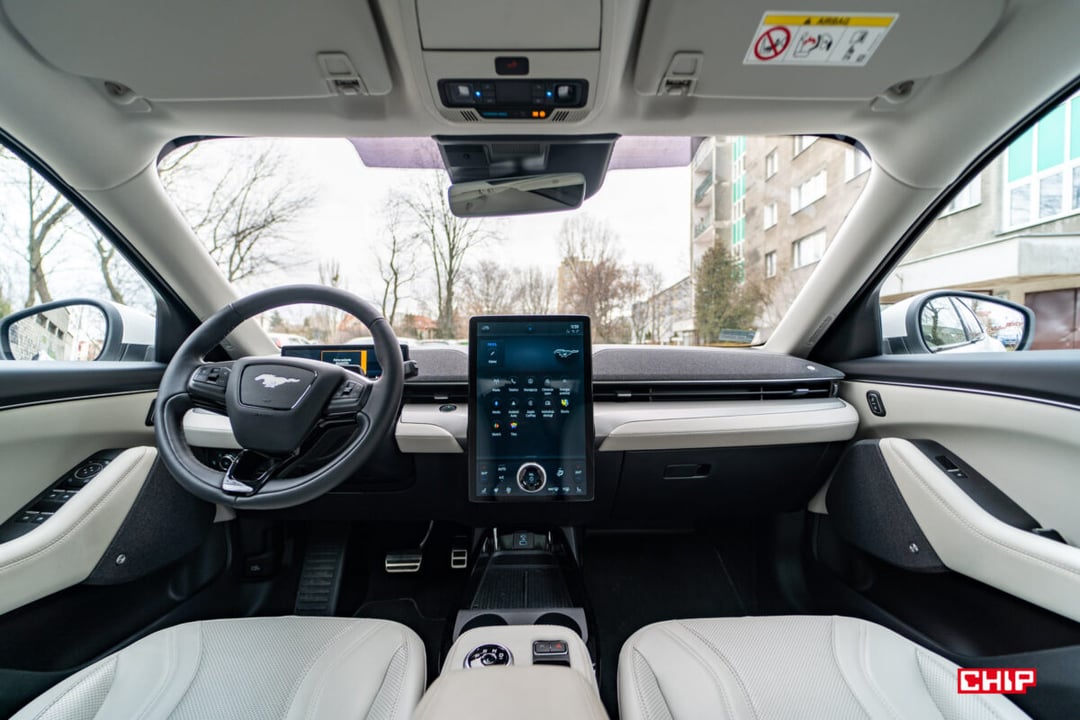 Więcej ekranów, kierowca wytrzyma. Czy możemy zatrzymać tę spiralę absurdu?