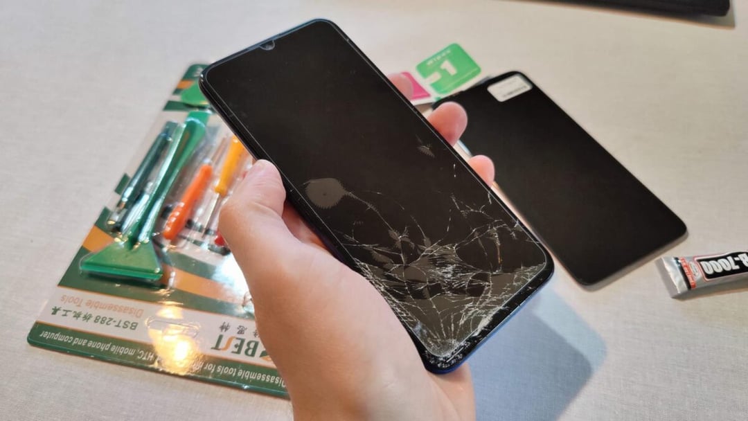 Jak wymienić ekran w telefonie? Zrobiłem to sam i mówię, jak jest