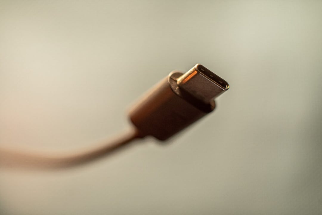 Najpierw zniknęły ładowarki, a teraz kable USB? Pudełka smartfonów robią się coraz uboższe