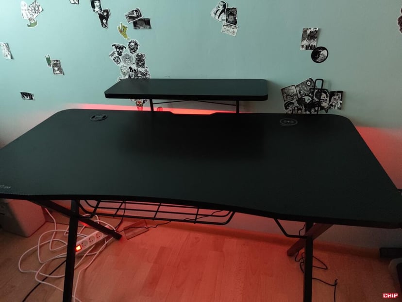 Test biurka Genesis HOLM 300 RGB, które bierze szturmem nasze pokoje.