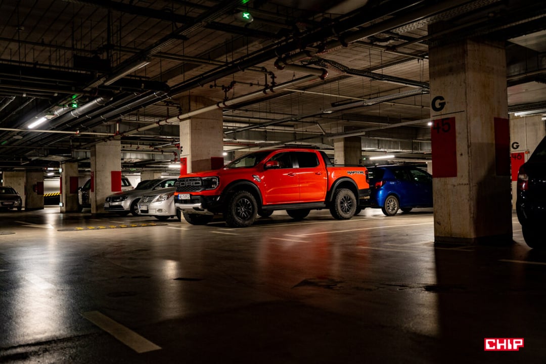 [WIDEO] Ford Ranger Raptor jako auto miejskie? Sprawdziliśmy, jak sobie z tym radzi