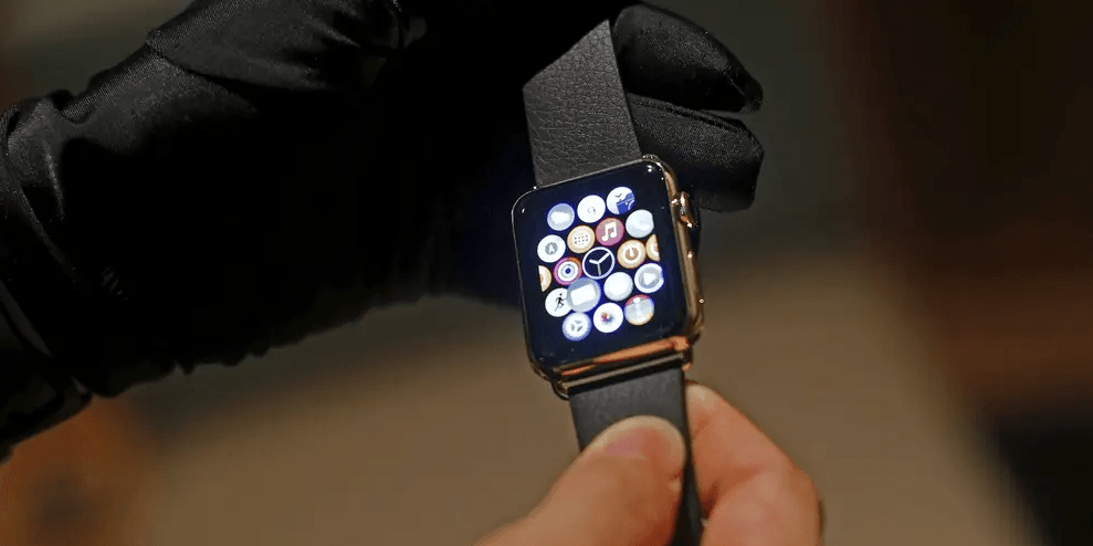 Apple Watch to oficjalnie elektrośmieć. Zwykłe zegarki śmieją się do rozpuku