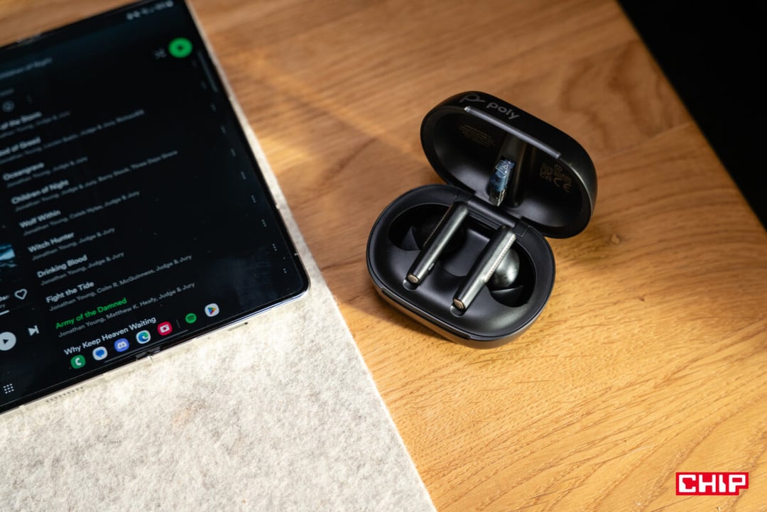 Test Poly Voyager Free 60+. Słuchawki TWS dla dużych ludzi