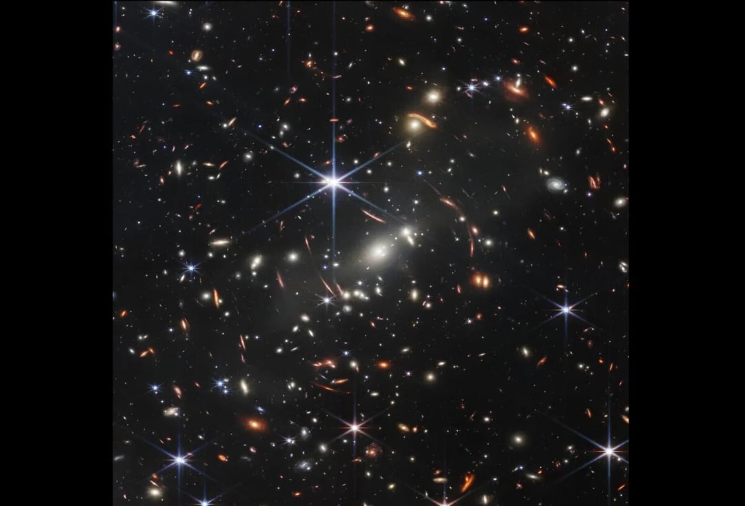 W tej galaktyce coś się nie zgadza. Wygląda tak, jakby przeniosła się w czasie