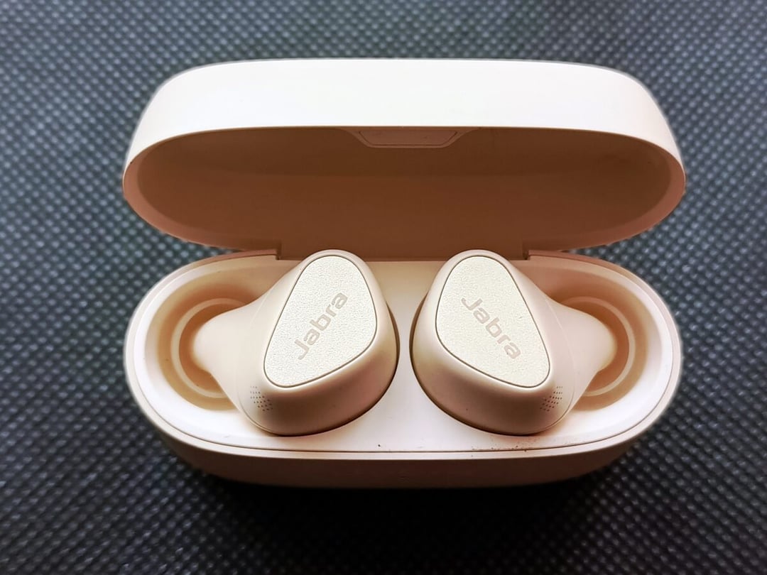 Jabra Elite 5 – testuję słuchawki “na siłownię, uniwersalne, do biegania, na rower”