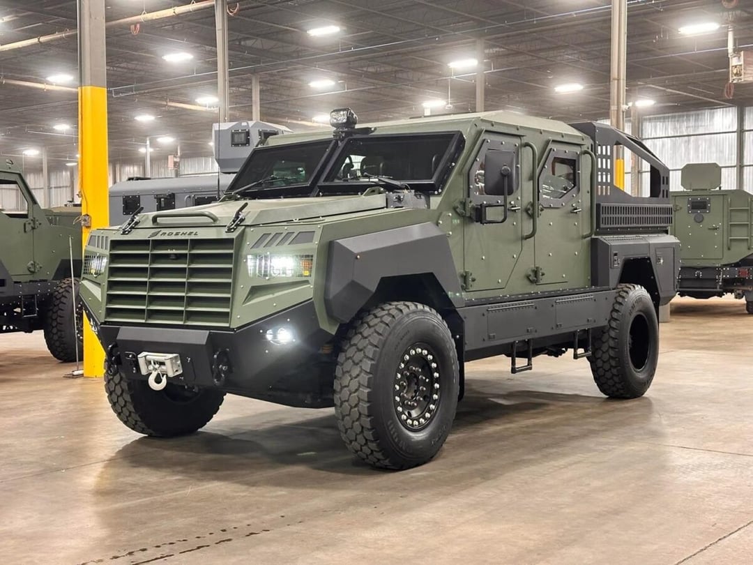 Niczym idealny pickup na apokalipsę. Nawet miny lądowe nie powstrzymają wojskowego Senator MRAP